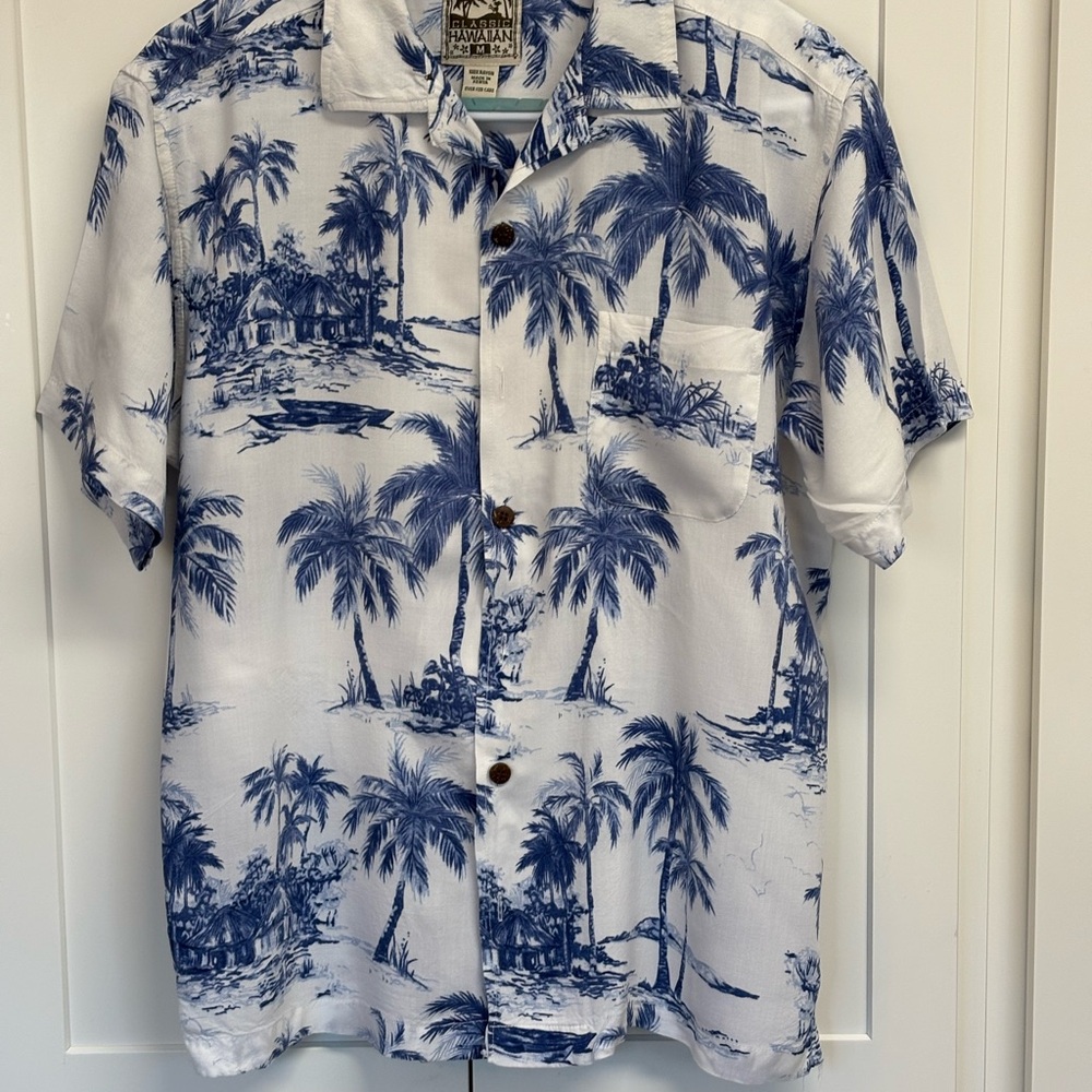 Steve and Barry’s classic Hawaiian, Men's Blue & White Hawaiian Shirt size M.